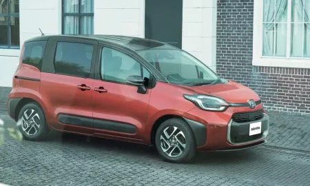 toyota_sienta_on_street.jpeg