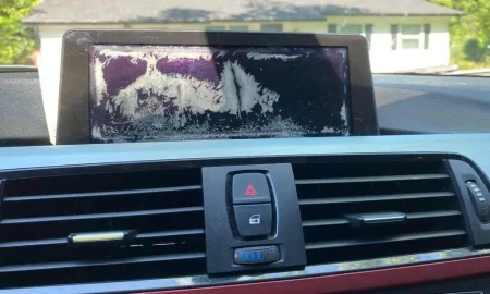 BMW_F30_display_damaged.webp